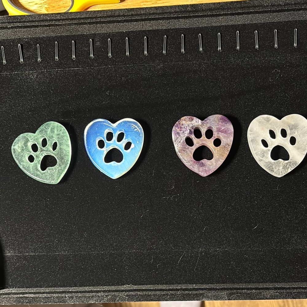 Beautiful Natural Heart-Shaped Paw Print Crystal Stones (1 Piece)